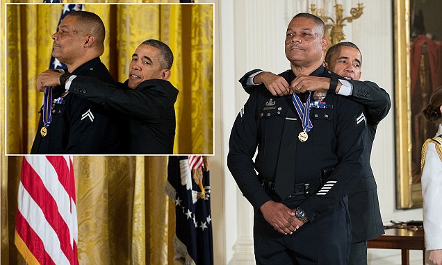 Presiden Obama Butuh Tangga? Harus Jinjit Sematkan Medali pada Polisi Terbaik